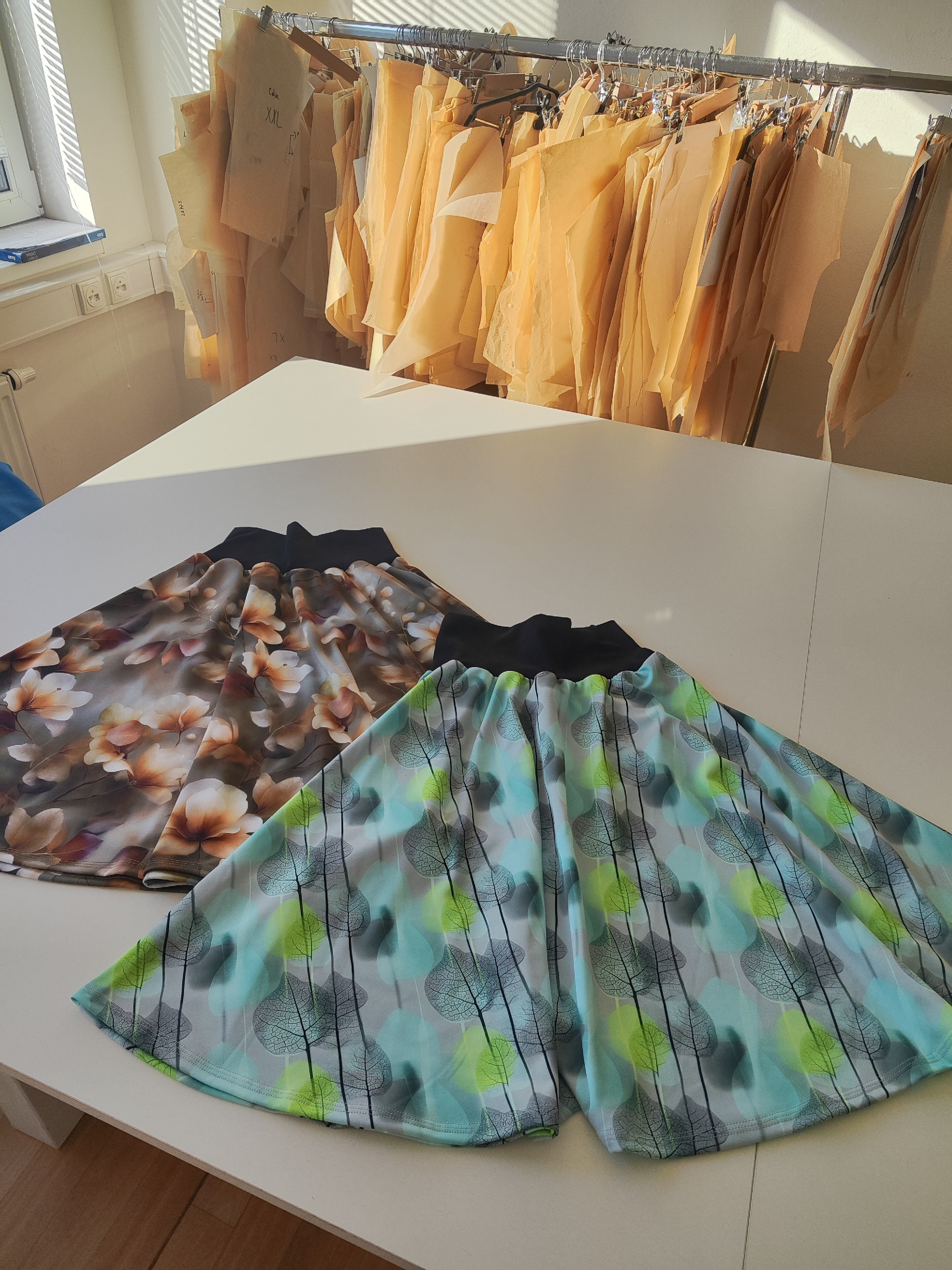 Elegantní půlkolová sukně do pasu – zimní kolekce ŠatySukně